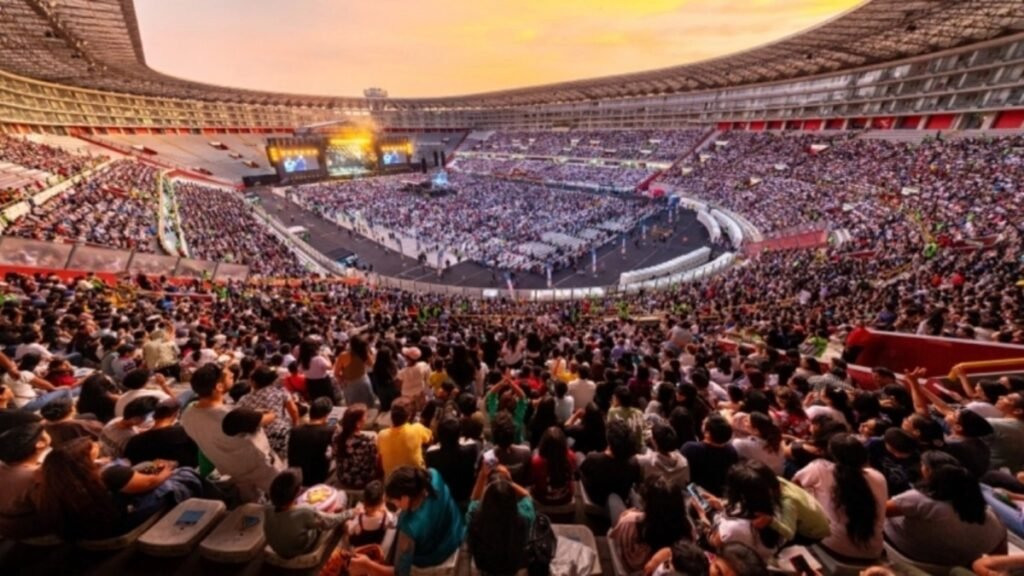Multidão reunida no Estádio Monumental para o festival de evangelismo em massa no Peru