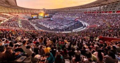 Multidão reunida no Estádio Monumental para o festival de evangelismo em massa no Peru