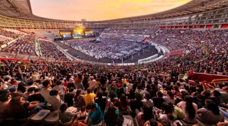 Multidão reunida no Estádio Monumental para o festival de evangelismo em massa no Peru