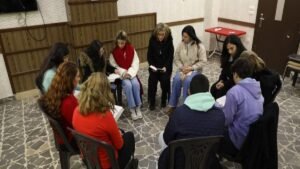 Mulheres cristãs na Síria reunidas para discipulado bíblico