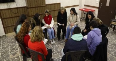 Mulheres cristãs na Síria reunidas para discipulado bíblico