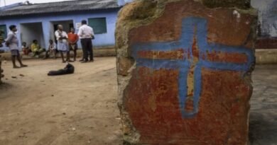 Imagem representativa de perseguição cristã na Índia com bíblia e destroços