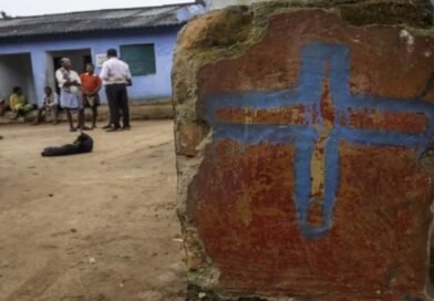 Imagem representativa de perseguição cristã na Índia com bíblia e destroços