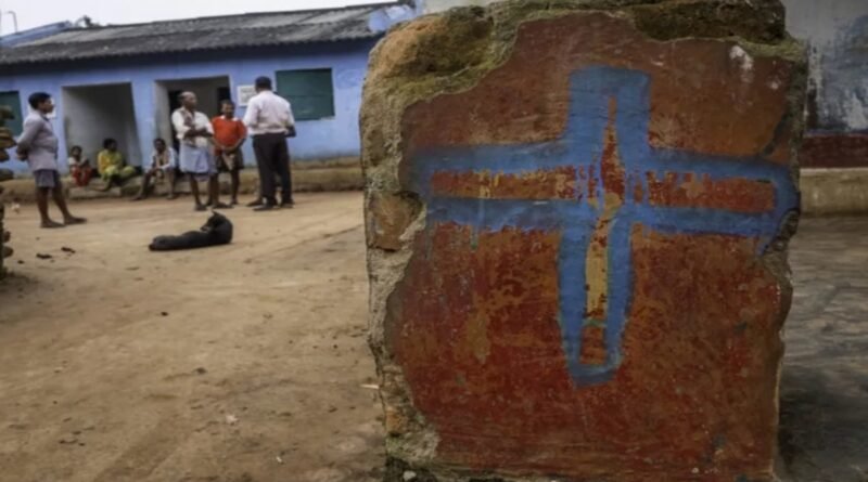 Imagem representativa de perseguição cristã na Índia com bíblia e destroços