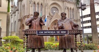 Ilustração histórica representando o primeiro culto protestante no Brasil em 1557