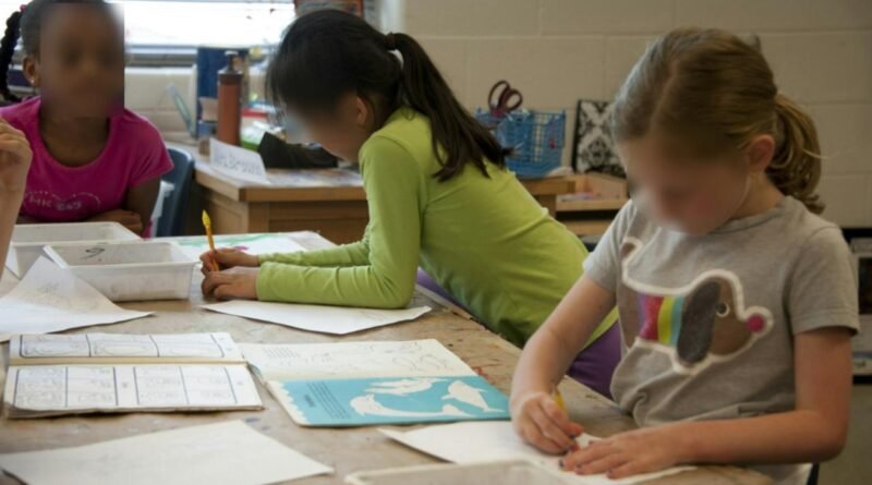 Menina é repreendida