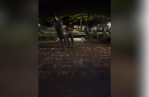 Caminhos de Esperança: A Arte de Evangelizar nas Calçadas Universitárias Alunos escrevem versículos