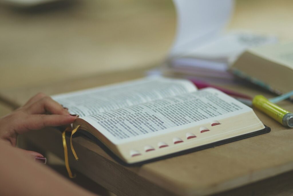 Por que há tanta diferença entre Deus no Velho Testamento e no Novo Testamento? | Estudo Completo