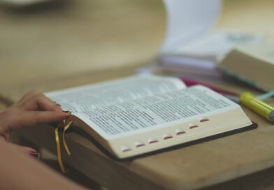 Por que há tanta diferença entre Deus no Velho Testamento e no Novo Testamento? | Estudo Completo