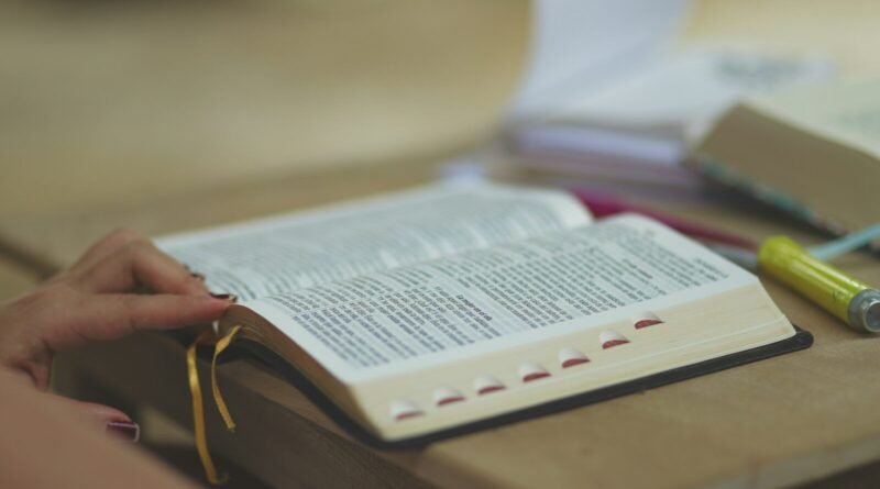 Por que há tanta diferença entre Deus no Velho Testamento e no Novo Testamento? | Estudo Completo