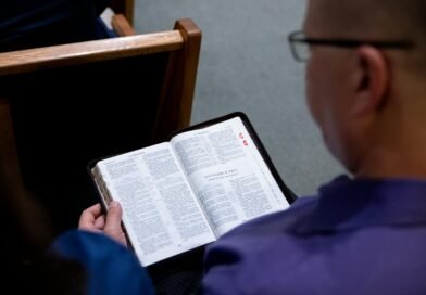 Já que Deus não é homem, devemos parar de usar pronomes masculinos para nos referir a Deus? | Estudo Completo