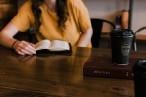 Por que Deus demanda, busca ou pede que o adoremos? | Estudo Completo