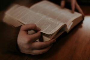 Como vencer a preguiça espiritual person holding white book page