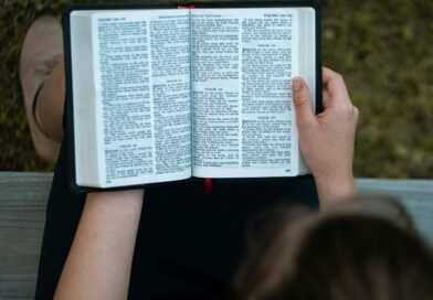 Será que Deus poderia criar uma rocha tão pesada que nem mesmo Ele poderia levantá-la? | Estudo Completo