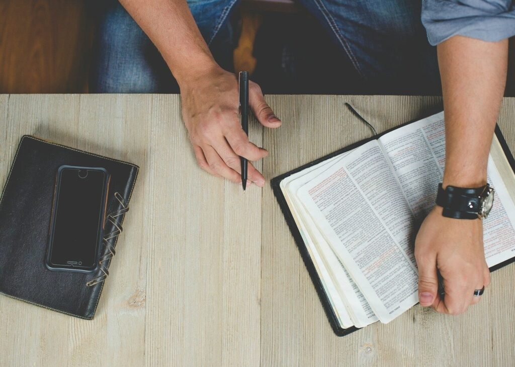 O que significa que a Trindade é Deus em três Pessoas? | Estudo Completo