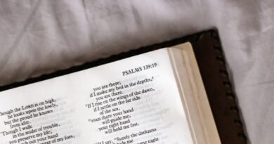 por que deus era tão evidente na bíblia e parece tão esco estudo bíblico