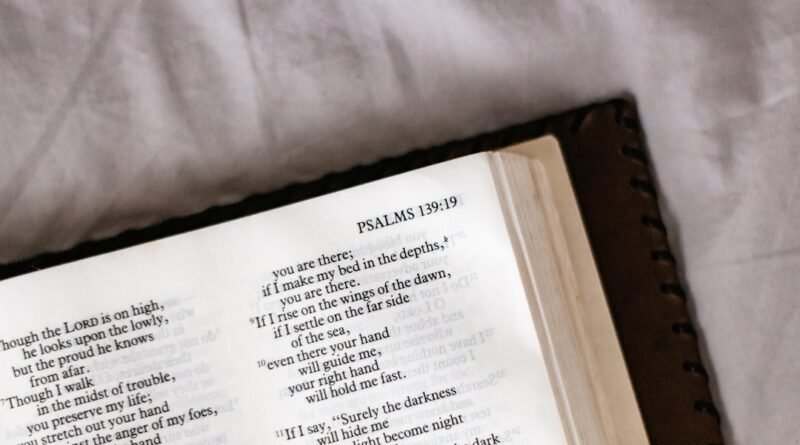 por que deus era tão evidente na bíblia e parece tão esco estudo bíblico