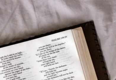 por que deus parece não se importar com tantos milhões de  estudo bíblico