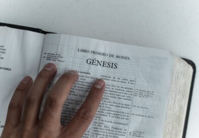 por que deus se refere a si mesmo no plural em gênesis 1:26 estudo bíblico