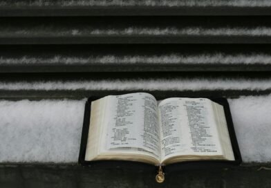O que significa SENHOR, DEUS, Senhor, Deus, etc., na Bíblia? Por que eles são usados no lugar do nome de Deus?