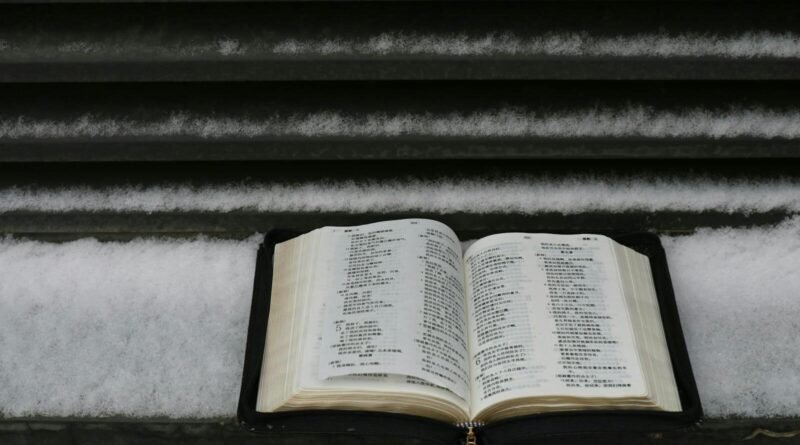 O que significa SENHOR, DEUS, Senhor, Deus, etc., na Bíblia? Por que eles são usados no lugar do nome de Deus?