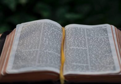 O que significa o fato de Deus ser um fogo consumidor? | Estudo Completo