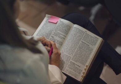 Quais são as implicações do fato de Deus ser infinito, ilimitado e incomensurável? | Estudo Completo