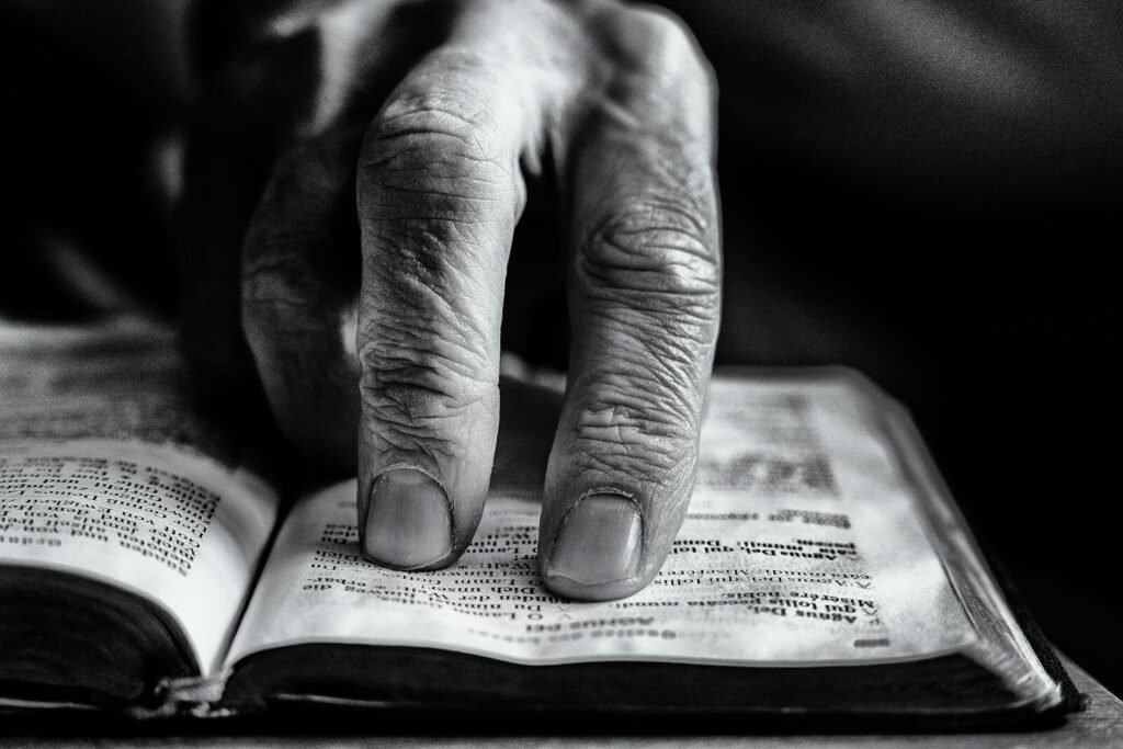 Por que Deus existe? Qual é a razão da existência de Deus? | Estudo Completo