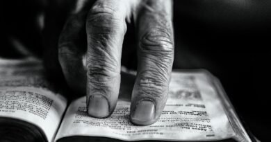 Por que Deus existe? Qual é a razão da existência de Deus? | Estudo Completo