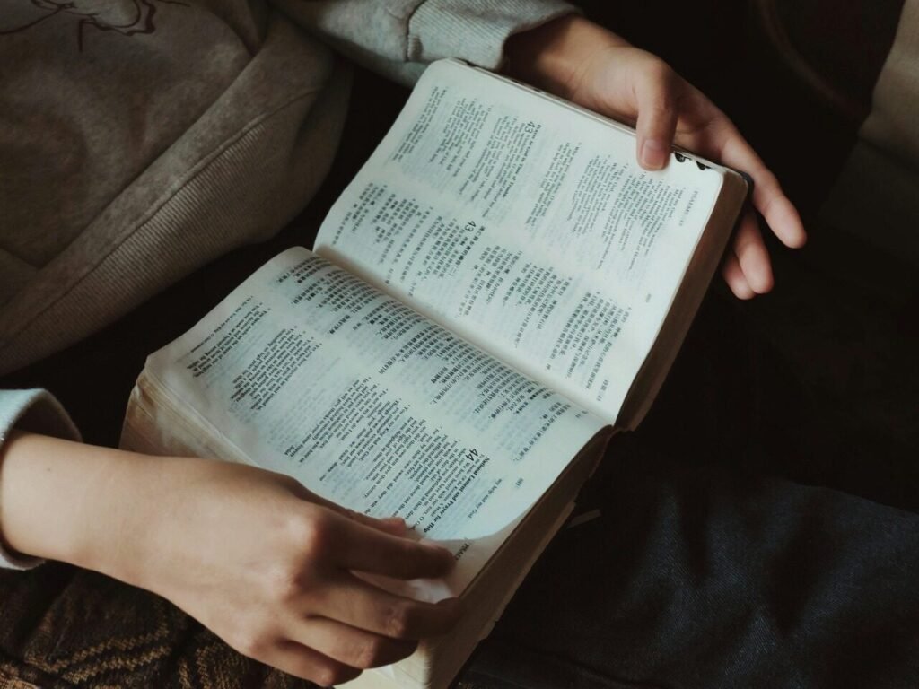 O que é o trono de Deus? Deus tem literalmente um trono? | Estudo Completo