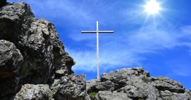 o que significa o fato de deus ser a rocha da salvação? estudo bíblico
