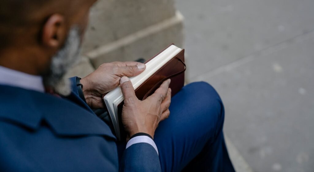 Se Jesus era Deus, como é que Ele podia orar a Deus? Jesus estava orando a Si mesmo? | Estudo Completo
