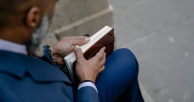 Se Jesus era Deus, como é que Ele podia orar a Deus? Jesus estava orando a Si mesmo? | Estudo Completo