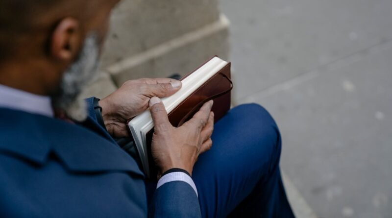 Se Jesus era Deus, como é que Ele podia orar a Deus? Jesus estava orando a Si mesmo? | Estudo Completo