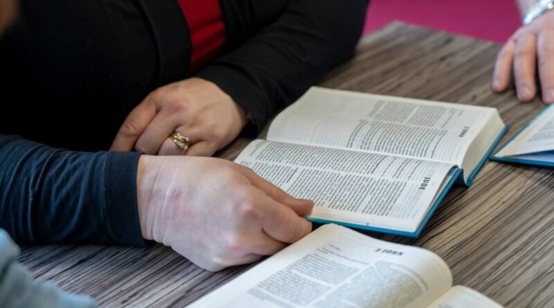 Qual é o significado de Jesus comer com pecadores? | Estudo Completo