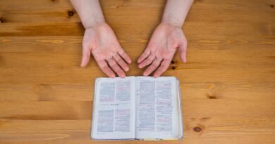 Qual é o significado daqueles que foram ressuscitados logo após a morte de Jesus (Mateus 27:52-53)? | Estudo Completo