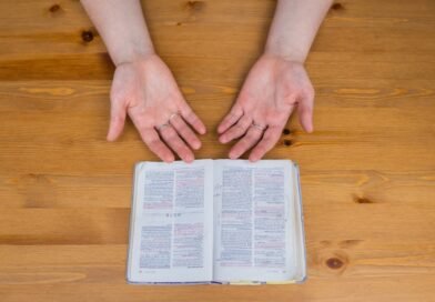 Qual é o significado daqueles que foram ressuscitados logo após a morte de Jesus (Mateus 27:52-53)? | Estudo Completo