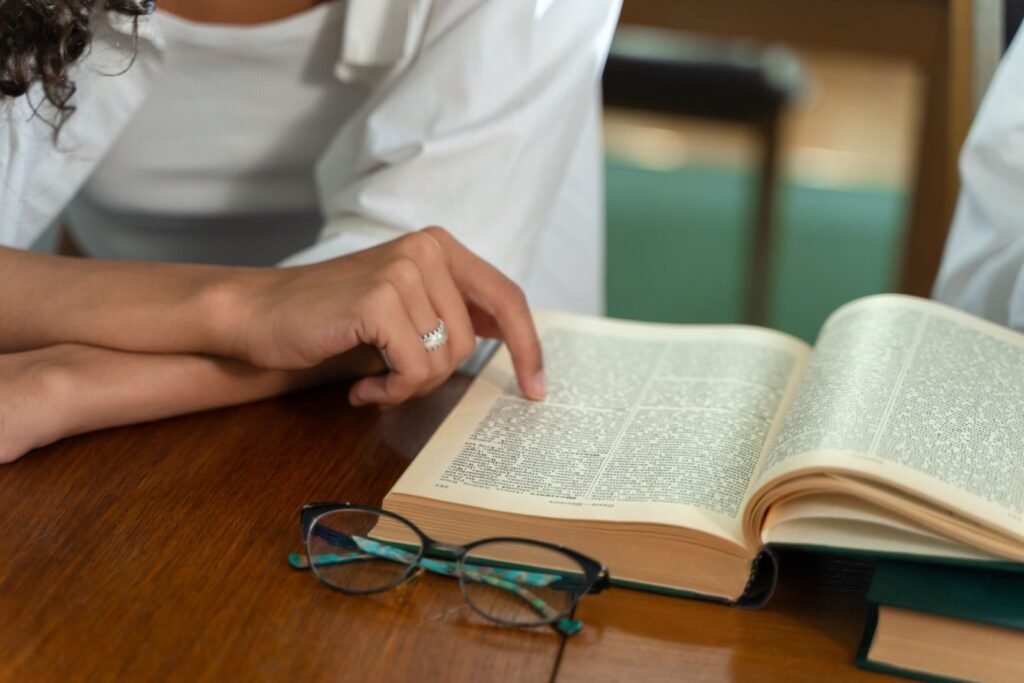 Como Jesus pode ser Deus se Deuteronômio 6:4 diz que Deus é um só? | Estudo Completo