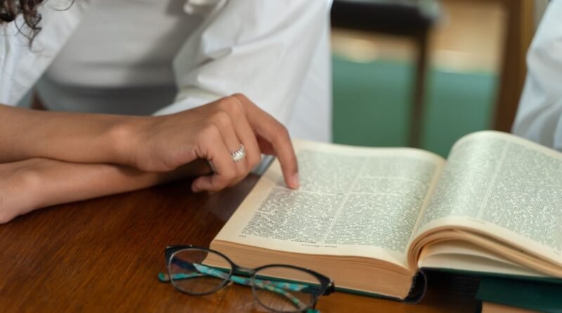 Como Jesus pode ser Deus se Deuteronômio 6:4 diz que Deus é um só? | Estudo Completo