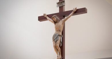 jesus foi crucificado em uma cruz, poste ou estaca? estudo bíblico