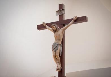 jesus foi crucificado em uma cruz, poste ou estaca? estudo bíblico