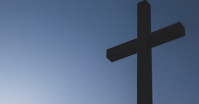 quando jesus foi pregado na cruz, os pregos atravessaram sua estudo bíblico