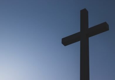quando jesus foi pregado na cruz, os pregos atravessaram sua estudo bíblico